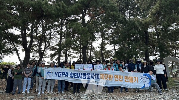 여수 돌산 무슬목 해변에서 공사를 비롯한 전남동부 해양환경지킴이 협의회 소속 임직원이 함께 기념촬영을 하고 있다.