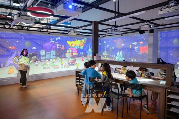 어린이체험관 애니클럽에서는 아이들이 색칠한 캐릭터를 스캔해 영상 속에 등장시키는 체험을 할 수 있다.