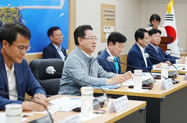 김영록 전라남도지사가 2일 여수시청에서 열린 ‘COP33 남해안 남중권 유치 현장 간담회’에서 참석자와 기념촬영을 하고 있다.(COP33 남해안 남중권 유치 현장 간담회 2, 3)김영록 전라남도지사가 2일 여수시청에서 열린 ‘COP33 남해안 남중권 유치 현장 간담회’에서 관계자와 COP33 유치 방안에 대해 논의하고 있다.