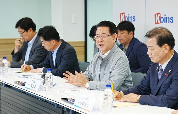 김영록 전라남도지사가 2일 여수 율촌산단 ㈜코인즈에서 열린 ‘여수 석유화학 중소기업 현장소통 간담회’에 참석, 석유화학산업 현황 및 애로사항을 청취하고 있다.