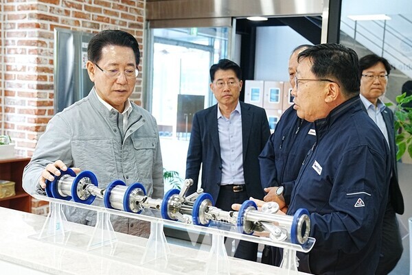 김영록 전라남도지사가 2일 여수 율촌산단 ㈜코인즈에서 열린 ‘여수 석유화학 중소기업 현장소통 간담회’에 참석, 기념촬영을 하고 있다.(여수 석유화학 중소기업 현장소통 간담회 2)김영록 전라남도지사가 2일 여수 율촌산단 ㈜코인즈에서 열린 ‘여수 석유화학 중소기업 현장소통 간담회’에 참석, 석유화학산업 현황 및 애로사항을 청취하고 있다.(여수 석유화학 중소기업 현장소통 간담회)김영록 전라남도지사가 2일 여수 율촌산단 ㈜코인즈에서 열린 ‘여수 석유화학 중소기업 현장소통 간담회’에 참석, 기업 관계자로부터 기업 현황에 대해 청취하고 있다.