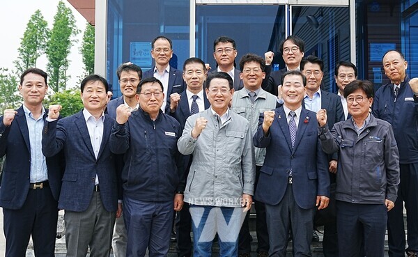 김영록 전라남도지사가 2일 여수 율촌산단 ㈜코인즈에서 열린 ‘여수 석유화학 중소기업 현장소통 간담회’에 참석, 기념촬영을 하고 있다.