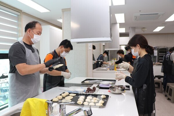 광양제철소가 글로벌 볼런티어 위크를 맞아 어르신들께 선물할 빵을 만들고 있다