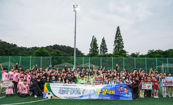 광양제철소가 글로벌 볼런티어 위크를 맞아 옥룡면에서 연합봉사활동을 펼쳤다(3) 광양제철소가 글로벌 볼런티어 위크를 맞아 지역 아동센터 아이들을 위한 풋살대회를 개최한 모습(4) 광양제철소가 글로벌 볼런티어 위크를 맞아 어르신들께 선물할 빵을 만들고 있다(5) 광양제철소가 글로벌 볼런티어 위크를 맞아 태인동에서 환경정화활동을 펼쳤다.