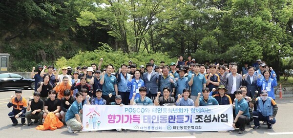 광양제철소가 글로벌 볼런티어 위크를 맞아 옥룡면에서 연합봉사활동을 펼쳤다(3) 광양제철소가 글로벌 볼런티어 위크를 맞아 지역 아동센터 아이들을 위한 풋살대회를 개최한 모습(4) 광양제철소가 글로벌 볼런티어 위크를 맞아 어르신들께 선물할 빵을 만들고 있다(5) 광양제철소가 글로벌 볼런티어 위크를 맞아 태인동에서 환경정화활동을 펼쳤다.