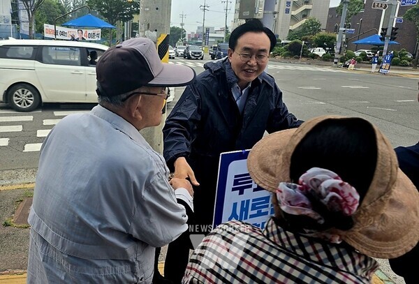 윤병태 전남 나주시장이 21대 대선 본 투표를 하루 앞둔 1일 성북동 사거리에서 1인 투표 독려 캠페인을 펼치고 있다. 나주시는 지난 5월 29일과 30일 이틀간 치러진 사전투표서 투표율 58.79%를 기록하며 전남도내 시 지자체 중 1위를 기록했다. (사진제공-나주시)