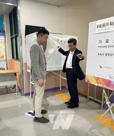 정인화 광양시장이 6월3일 제21대 대통령선거를 하루 앞두고 광양읍 2개 투표소를 찾아 준비 상황을 최종 점검하고 관계 직원들을 격려했다