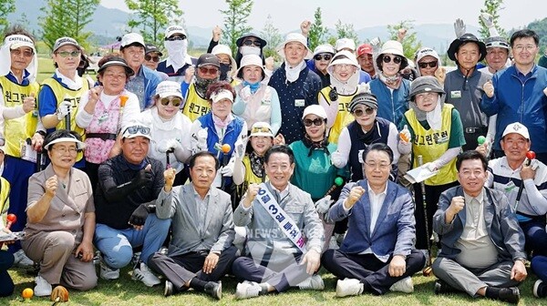 김영록 전남지사가 화순이양 파크골프장을 찾아 6월 3일 투표를 독려하고 파크골프 동호인들과 기념촬영을 하고 있다.