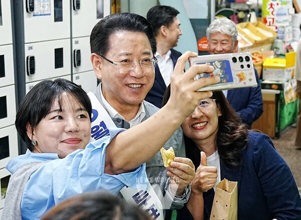 김영록 전남지사가 6월 3일 투표을 독려하며 도민들과 셀카를 찍고 있다.