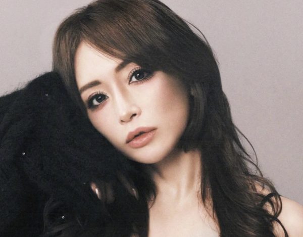 하마사키 아유미가 일론 머스크와 관계를 부인하면서 일본 대중은 누가 그의 아이를 낳았는지 추적하고 있다. [사진=하마사키 아유미]