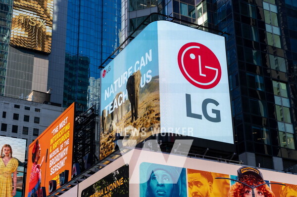 미국 뉴욕 타임스스퀘어 전광판에서 영상을 상영 중인 모습