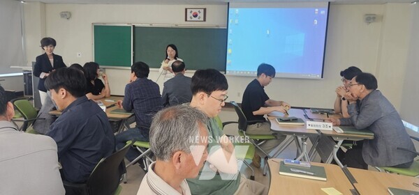 광주시교육청교육연수원이 4일 기쁨관 강의실에서 '슬기로운 청렴 공직 생활 연수'를 열었다. 직원들이 청렴한 조직문화 조성을 위한 모둠활동을 진행하고 있다/광주시교육청 제공