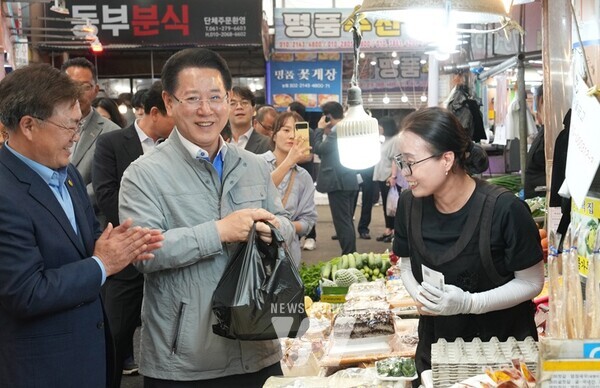 김영록 전라남도지사가 4일 오전 목포 동부시장을 방문, 제21대 대통령 선거 투표에 참여해준 도민께 감사 인사를 하며 물건을 구입하고 있다.