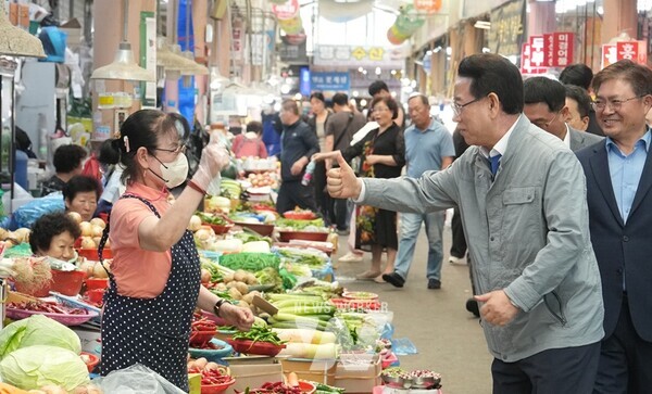 김영록 전라남도지사가 4일 오전 목포 동부시장을 방문, 제21대 대통령 선거 투표에 참여해준 도민께 감사 인사를 하며 물건을 구입하고 있다.
