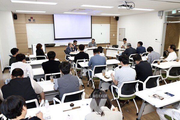 스마트 에너지 플랫폼 심포지엄 발표자들이 토론하는 모습(사진 오른쪽 위)과 청중들 모습