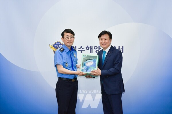 정기명 여수시장이 지난 4일 2026여수세계섬박람회 홍보와 박람회장 운영 협조를 위해 여수해양경찰서를 방문, 김기용 서장과 면담했다.