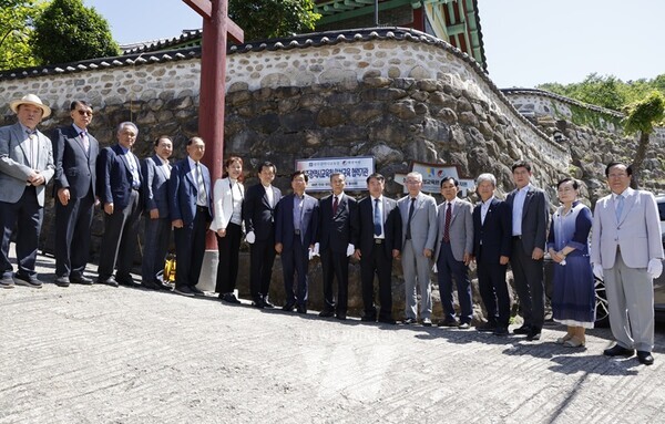 이정선 광주광역시교육감(오른쪽 7번째)이 5일 벽진서원에서 열린 ‘광주광역시교육청 인성교육 협력기관 현판식’에 참석해 기념사진을 촬영하고 있다./광주광역시교육청 제공