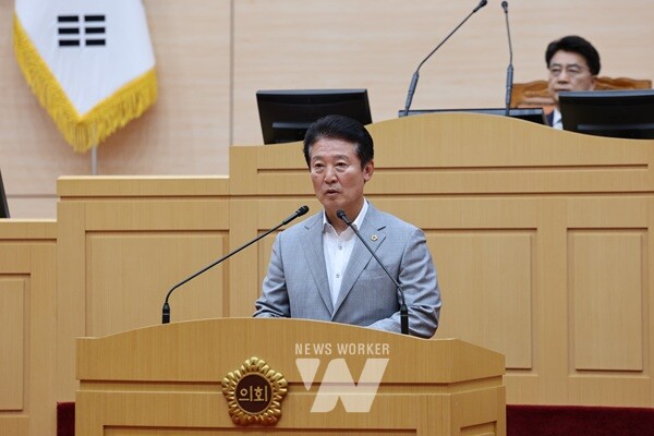 제391회 제1차 정례회 제1차 본회의(5일)에서 전경선 의원이 건의안을 제안설명하고 있다.