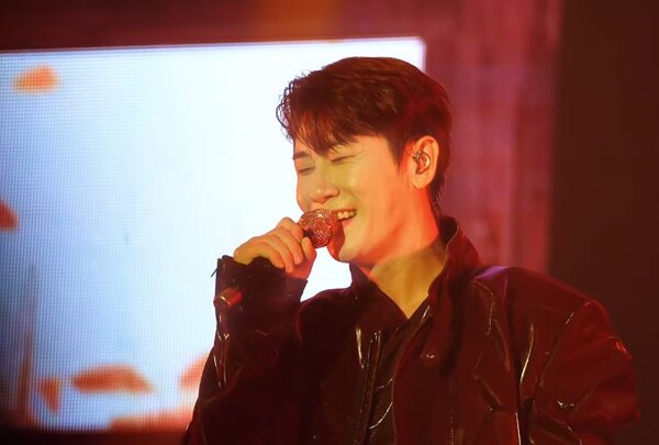 '탁쇼3'에서 '가을이 오려나'를 들려주는 가수 영탁 [사진=리탁 유튜브]