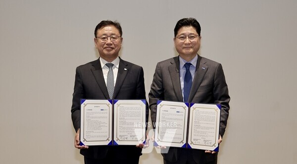 협약서를 들고 상호 협력을 약속하는 박상형 한전KDN 사장과 유상석 일진전기 대표이사(사진 왼쪽부터)