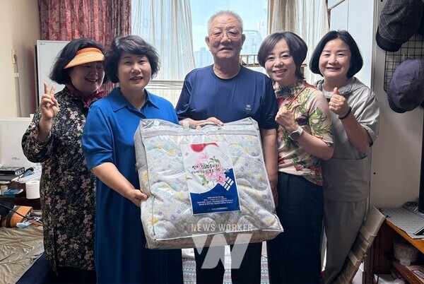 호국 보훈의 달을 맞아 하남동은 저소득 유공자 16세대에게 여름 이불을 전달했다.