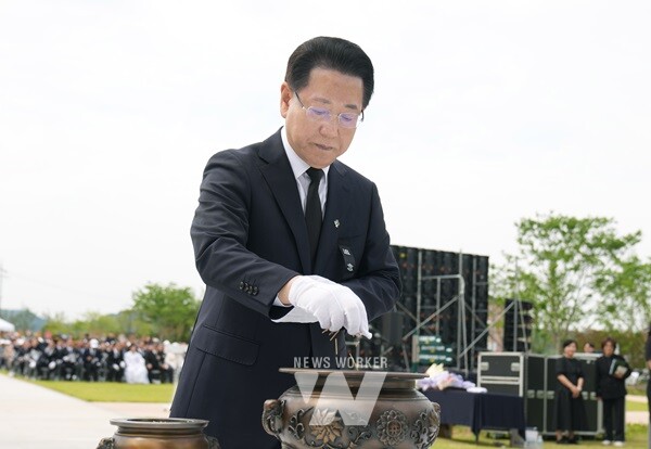 김영록 전라남도지사가 6일 담양 평화예술광장에서 열린 ‘제70회 현충일 추념식’에 참석, 분향을 하고 있다.