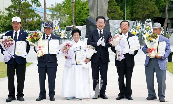 김영록 전라남도지사가 6일 담양 평화예술광장에서 열린 ‘제70회 현충일 추념식’에 참석, 호국보훈 유공자들에게 표창장을 수여한 뒤 기념촬영을 하고 있다.