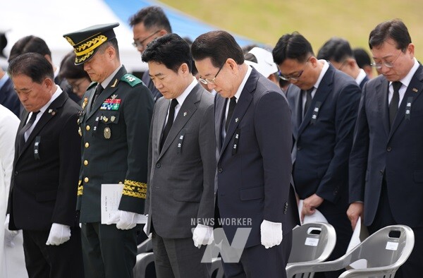 김영록 전라남도지사가 6일 담양 평화예술광장에서 열린 ‘제70회 현충일 추념식’에 참석, 사이렌 취명에 맞춰 묵념을 하고 있다.