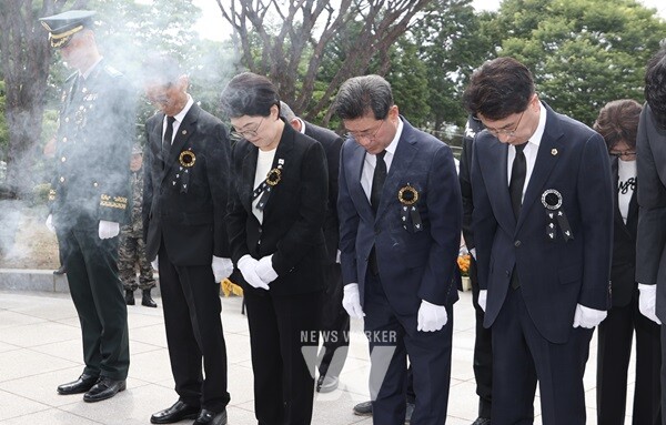 광양시, 제70회 현충일 추념식 개최(이날 추념식에는 정인화 광양시장, 권향엽 국회의원, 최대원 시의회의장을 비롯한 국가유공자 및 유족, 도·시의원, 보훈단체장, 기관·단체장, 공무원 등 600여 명이 참석했다.)