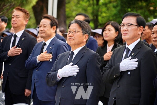 강기정 광주광역시장이 6일 오전 광주공원 현충탑에서 열린 '제70회 현충일 추념식'에 참석했다. 광주광역시 제공