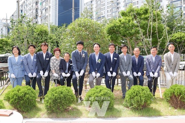 광양시, ‘광양꿈빛도서관’ 개관(기념 행사에 참여 중인 내빈들)