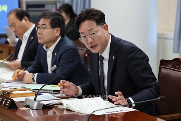 나광국 전남도의원이 질의를 하고 있다