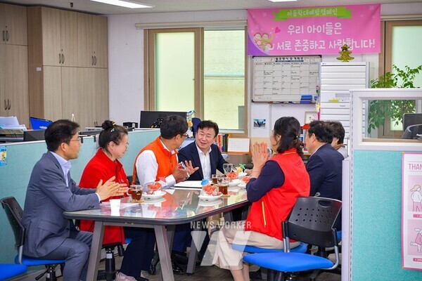 정기명 여수시장이 9일 ‘시장이 간다! 여수 통통’ 일환으로 예울마루를 방문, 관계자들과 간담회를 갖고 여수 문화예술 브랜드 제고 방안을 논의했다.정기명 여수시장이 ‘시장이 간다! 여수 통통’ 일환으로 택배 분류장을 방문해 근로자의 애로사항을 청취하고 있다.정기명 여수시장이 ‘시장이 간다! 여수 통통’ 일환으로 아동복지시설을 방문했다.정기명 여수시장이 ‘시장이 간다! 여수 통통’ 일환으로 금호석유화학을 방문했다.