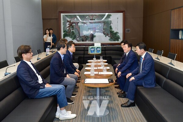 정기명 여수시장이 9일 ‘시장이 간다! 여수 통통’ 일환으로 예울마루를 방문, 관계자들과 간담회를 갖고 여수 문화예술 브랜드 제고 방안을 논의했다.