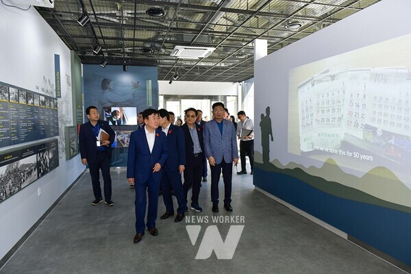 정기명 여수시장이 지난 5일 ‘여순10·19사건 홍보관’ 개관에 앞서 현장을 살펴보고 있다.