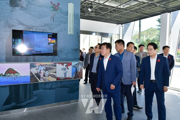 정기명 여수시장이 지난 5일 ‘여순10·19사건 홍보관’ 개관에 앞서 현장을 살펴보고 있다.