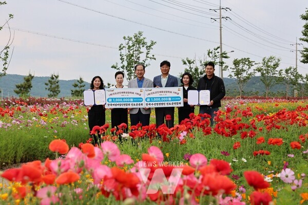 (재)진도군인재육성장학회(이사장 김희수)가 관내 2개 단체로부터 장학금 2백만 원을 기탁받았다.