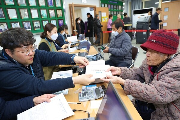 전남 해남군이 지난 2월 지급한 민생경제회복지원금이 지역경제에 실질적인 활력을 불어넣은 것으로 나타났다