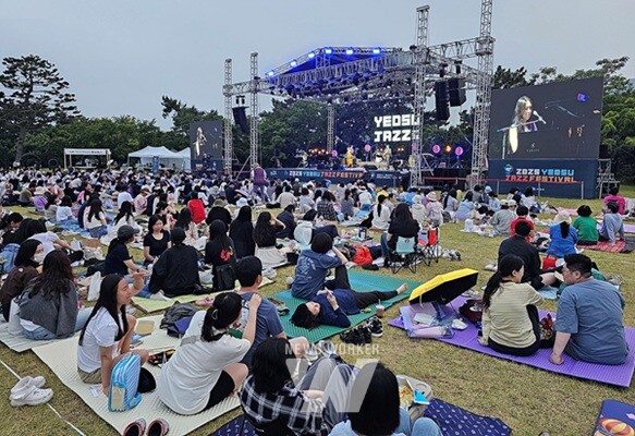 ‘2025 여수재즈페스티벌’이 지난 7일 예술의 섬 장도에서 열린 가운데 1,000여 명의 관객을 동원하며 성공적으로 마무리됐다.