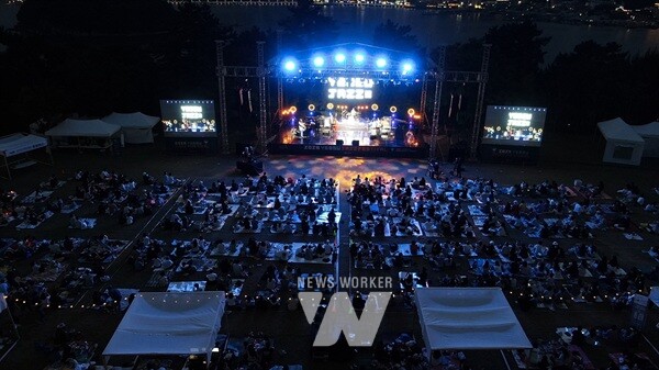 ‘2025 여수재즈페스티벌’이 지난 7일 예술의 섬 장도에서 열린 가운데 1,000여 명의 관객을 동원하며 성공적으로 마무리됐다.