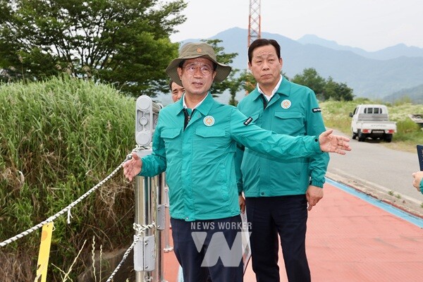 정인화 광양시장이 6월 중 제1차 ‘현장 소통의 날’ 일정으로, 주요 사업장을 직접 찾아 추진 상황을 점검하고 시민 불편 해소 방안을 모색했다 (신원둔치 제방도로 및 주차장 진출입로 확포장 검토현장)