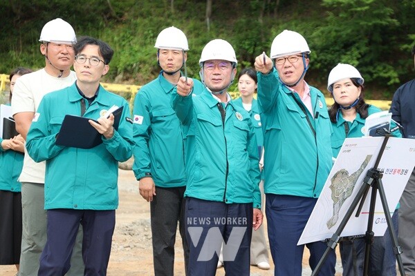 “현장에서 함께 고민합니다” 정인화 광양시장, 현장서 해법 모색 (백계산 천년동백정원 조성사업장)