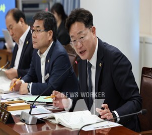 나광국 전남도의원이 질의를 하고 있다