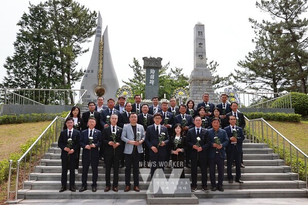 김철우 군수를 비롯한 보성군의회 김경열 의장과 의원 등 나라를 위해 희생한 분들의 넋을 기리고 있다(앞줄 왼쪽에서 다섯번째 김철우 군수, 앞줄 오른쪽에서 두 번째 김경열 의장)