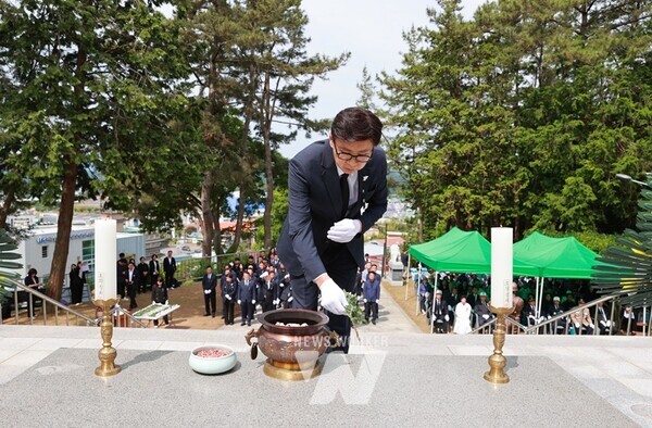 김철우 군수가 보성군 현충공원에서 순국선열과 호국영령의 숭고한 희생정신을 기리기 위한 헌화를 하고 있다