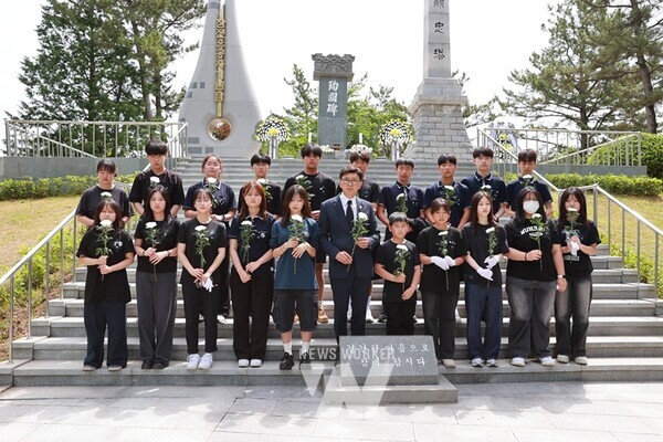김철우 군수와 관내 학생들이 참석해 나라를 위해 희생한 분들의 넋을 기렸다