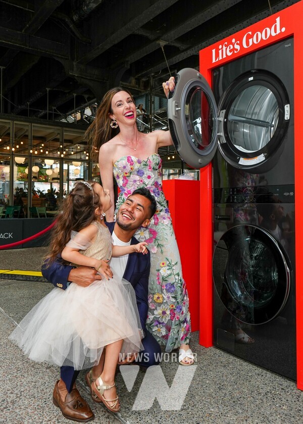 결혼서약식의 주인공이 된 참가자들이 LG전자의 복합형 세탁건조기 '워시타워' 앞에서 기념 사진을 촬영 중인 모습