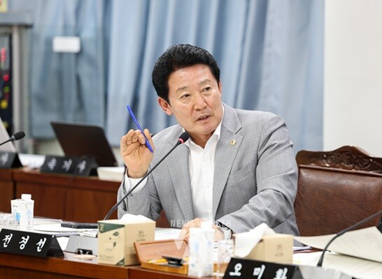 제391회 제1차 정례회 제1차 기획행정위원회 회의(9일)에서 전경선 의원이 집행부를 향해 질의를 하고 있다.