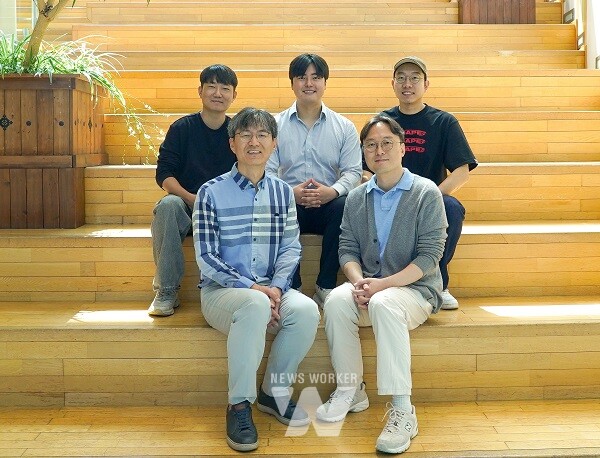 (왼쪽 아래부터 시계 반대방향으로) AI융합학과 김경중 교수, 김승준 교수, 여도현·최윤호·성민우 학생