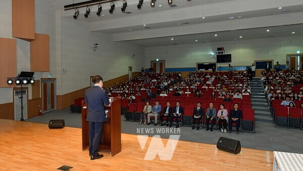 정기명 여수시장이 지난 10일 여수문화홀에서 개최된 ‘2025년 공직자 청렴 문화 콘서트’에서 청렴 실천 메시지를 전달하고 있다.